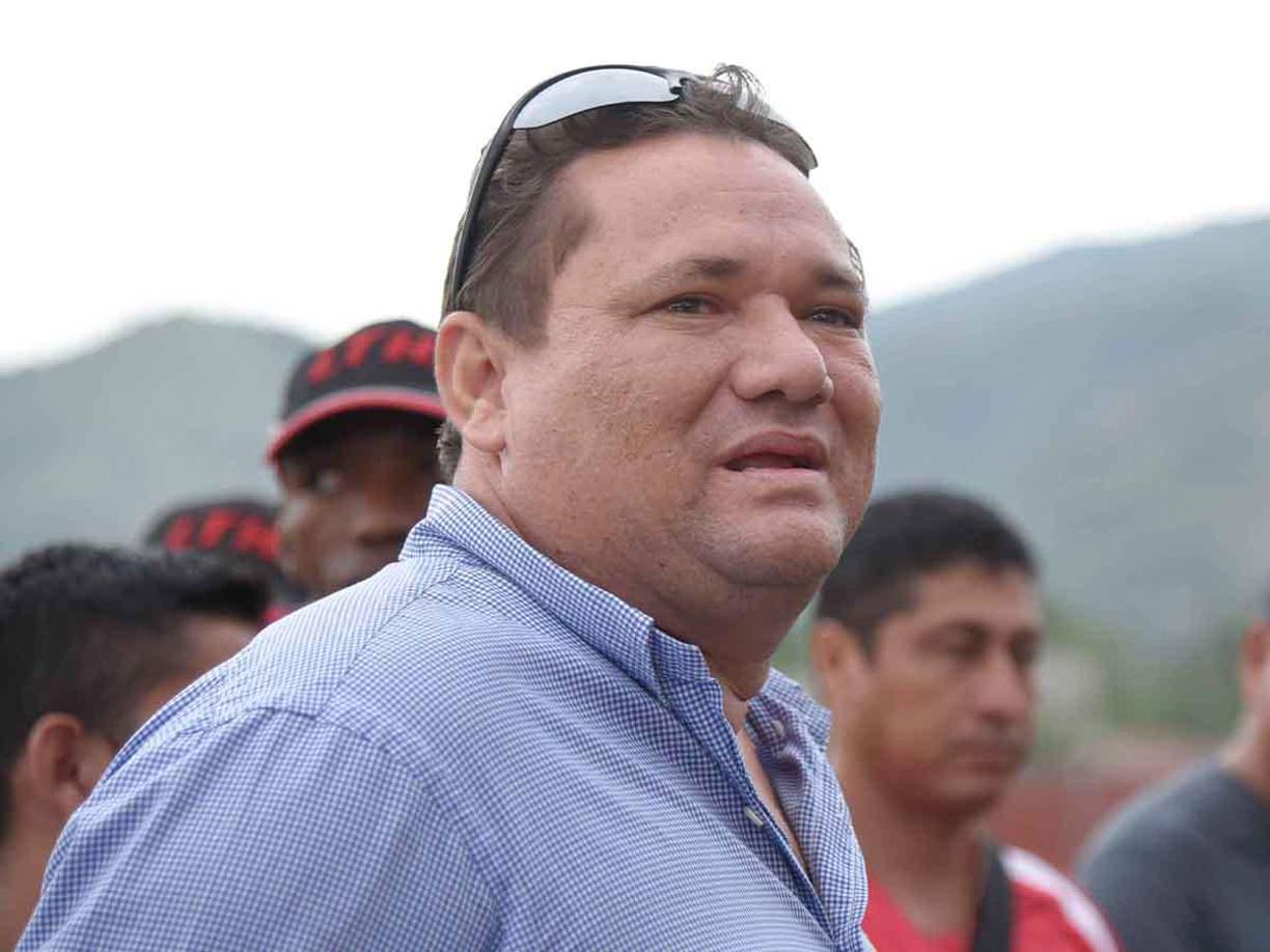 Mediante sus redes sociales, Ricardo Elencoff reaccionó molestó y arremetió contra el periodista hondureño Yanuario Paz.