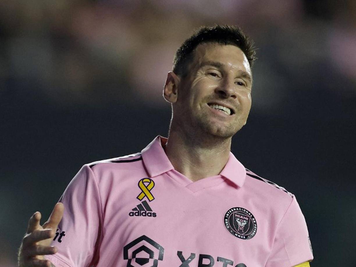 Messi no pudo definir en el área chica y evidenció su frustración tras la falla. 