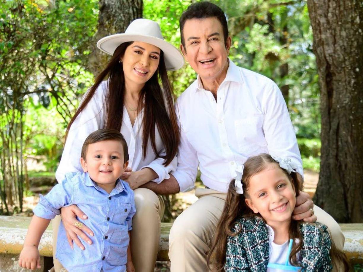 Iroshka explicó que al principio le era difícil, ya que ella lo respetaba mucho y era su jefe, sin embargo, él supo ganarse su confianza y su corazón. Ahora están felizmente casados y siendo padres de Alicia Nasralla y Salvador Nasralla. 