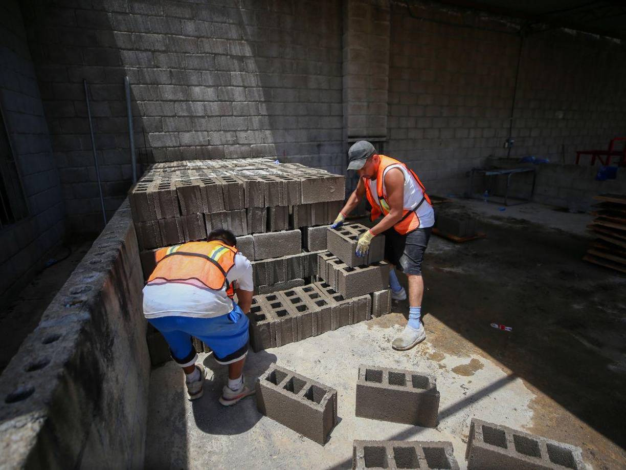 Los privados de libertad que realizan estas actividades de construcción son custodiados por personal del INP.