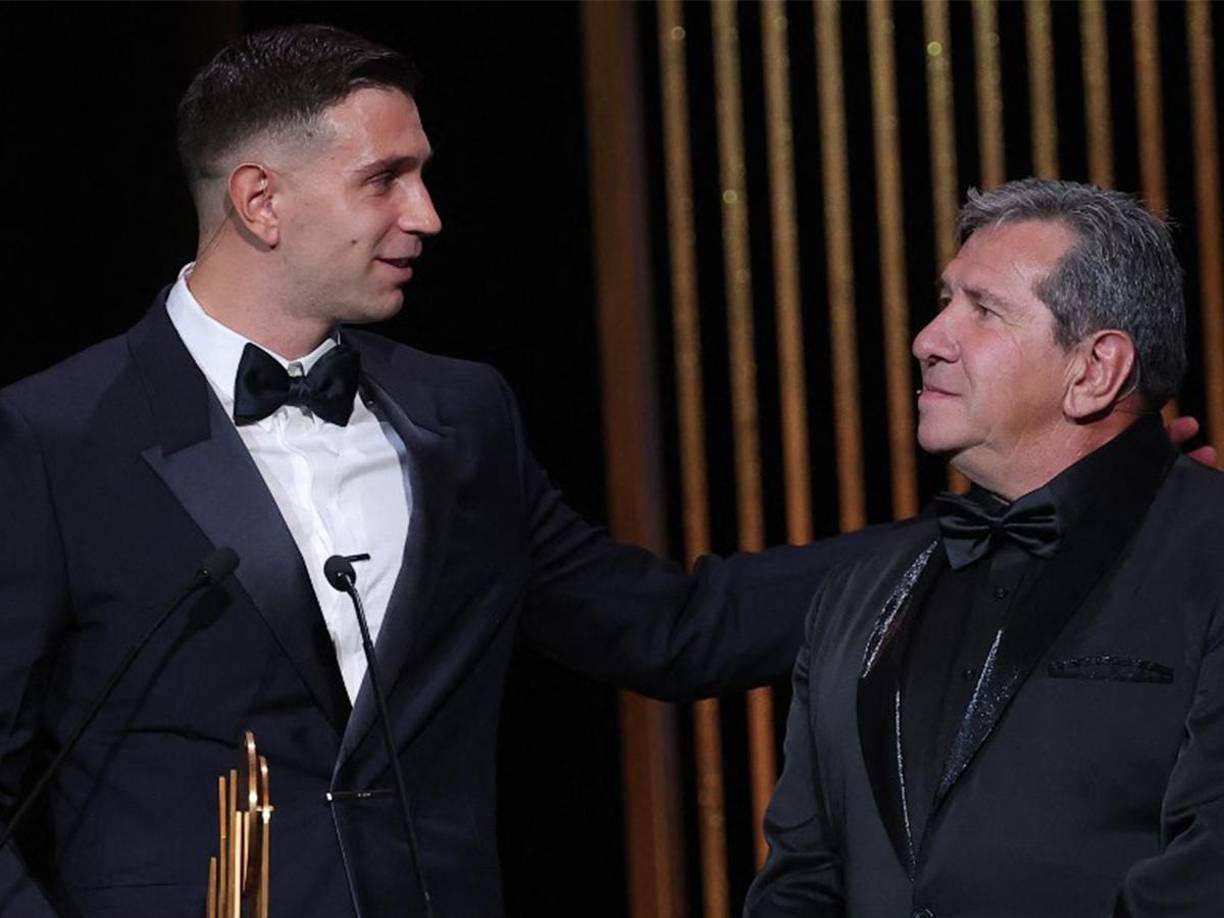 Emiliano Martínez, que recibió el galardón de manos de su padre, sucede en el palmarés al belga del Real Madrid Thibaut Courtois, que lo obtuvo el año pasado.