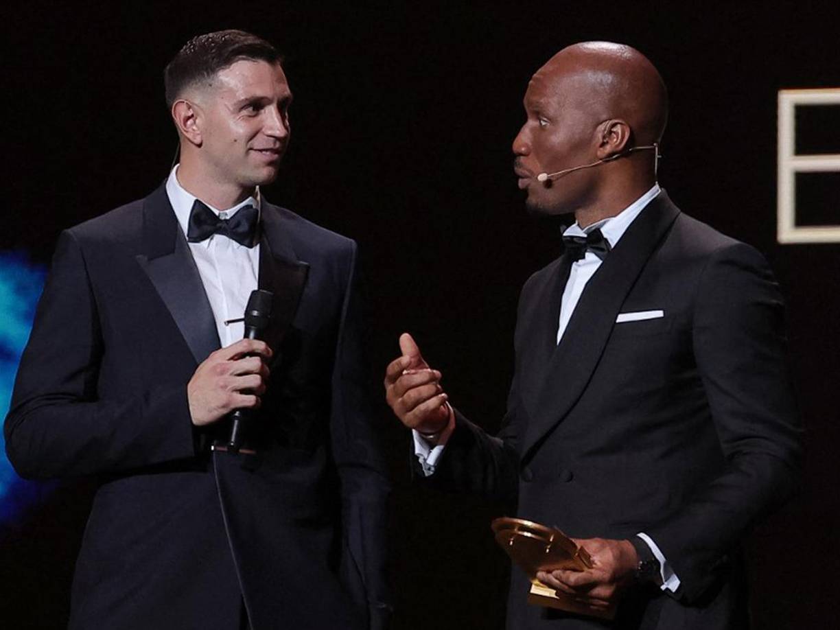 Varios franceses en el Teatro Chatelet de París abuchearon al Dibu Martínez cuando recibió el premio a mejor portero del mundo. Inmediatamente Didier Drogba evidenció su molestia y pidió respeto para el argentino.
