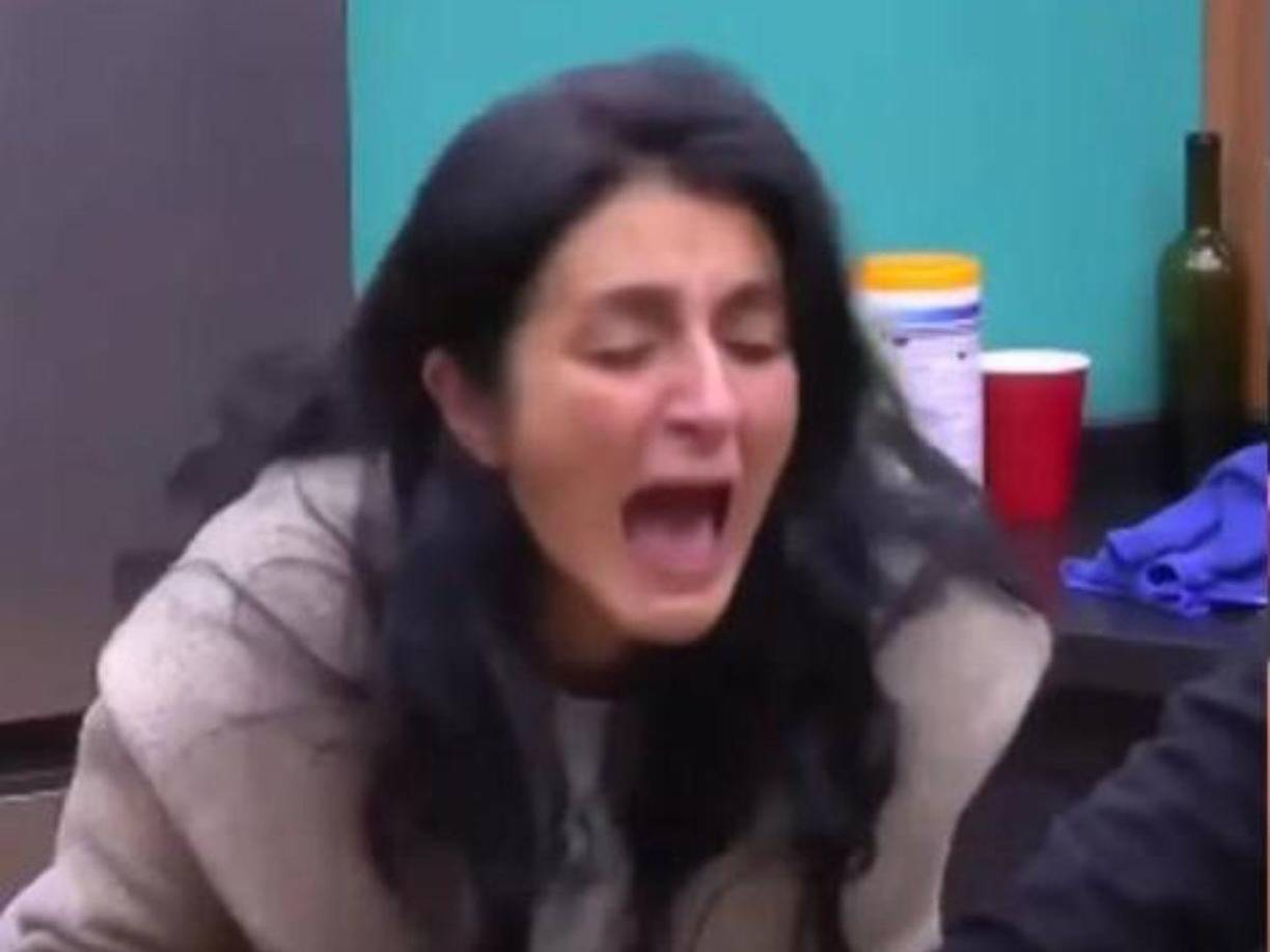 “No sé cómo estar acá adentro la neta, prometí a la gente que está afuera, dije sí, voy a aguantarme, a llegar lejos y todo, me voy a poner re dura, voy a ser re dura, y yo soy más blandita que un papel”, dijo Excelsa mientras estallaba en lágrimas.