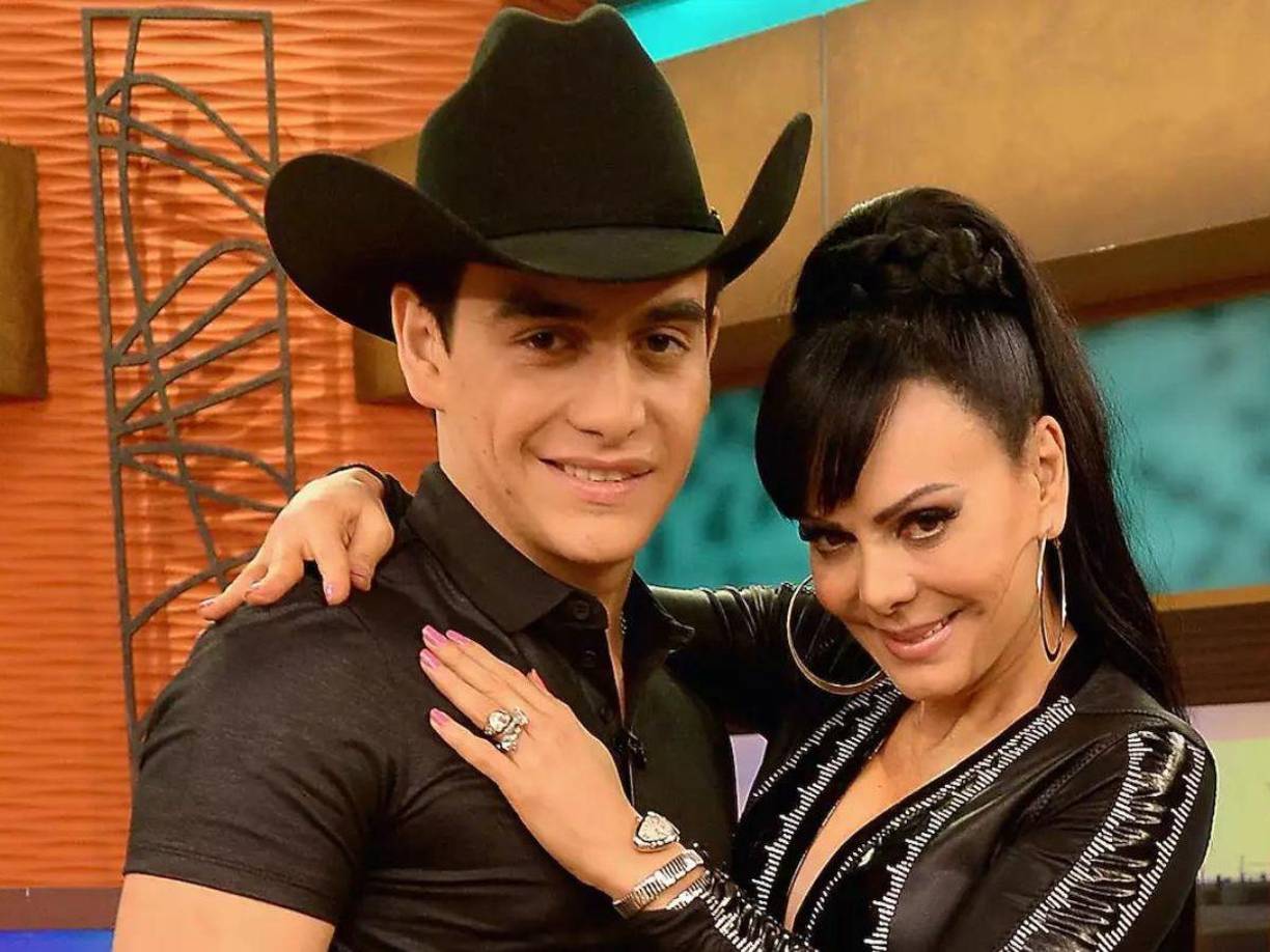 “Hijo amado, cinco meses y sigue doliendo mucho tu ausencia física, ayúdame a continuar sin ti”, escribió junto a emojis de corazones rotos, caritas con lágrimas y manos en símbolo de oración.