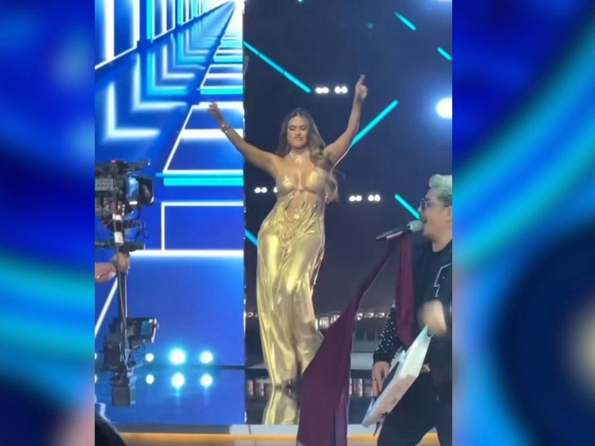 El vestido que ha usado en esta ocasión es de la diseñadora Dimitra Petsa Color en color dorado, el cual fue mostrado durante la semana de la moda que se lleva a cabo todos los años en París, Francia.