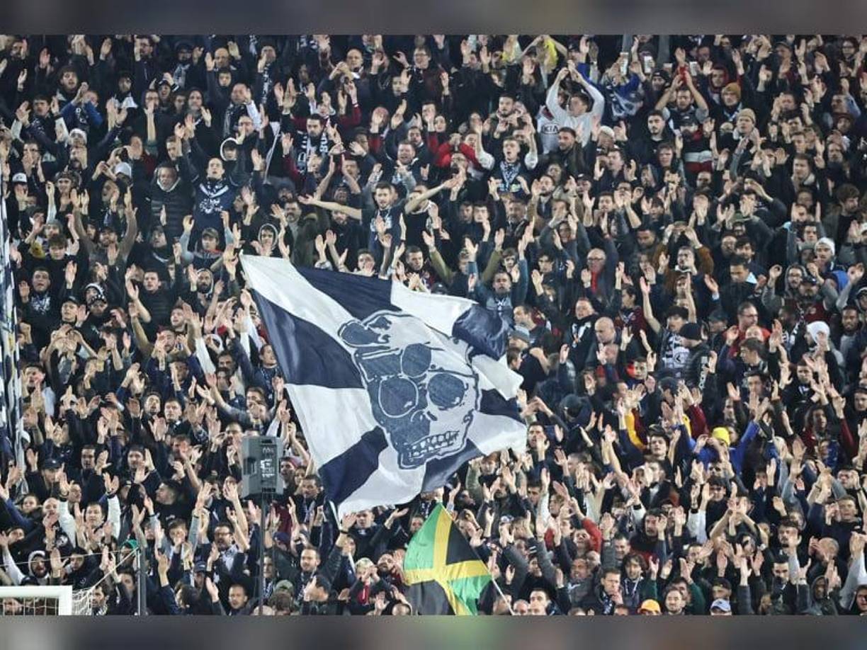 En el Estadio Matmut Atlantique del Bordeaux se vivió una linda fiesta deportiva con la llegada del PSG. Los aficionados del FC Girondins de Burdeos abarrotaron el escenario.