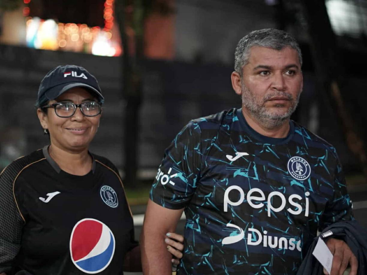 Una pareja del Motagua llegó al estadio Morazán. 
