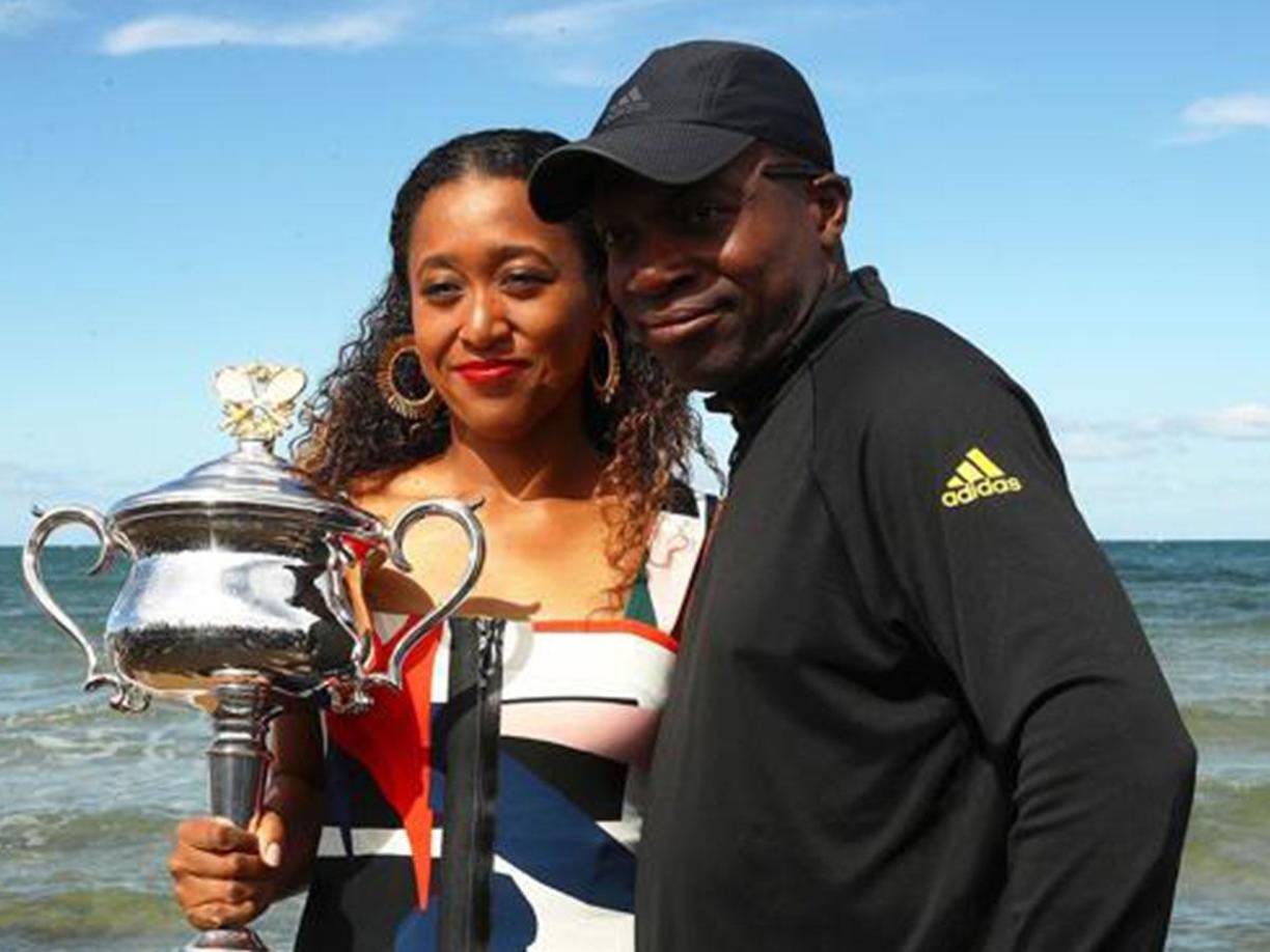 Estas confesiones añaden una nueva capa de complejidad a la estrecha relación previamente conocida entre las hermanas Osaka, especialmente considerando que Naomi ha mencionado la importancia del apoyo de Mari en momentos difíciles de su propia carrera.