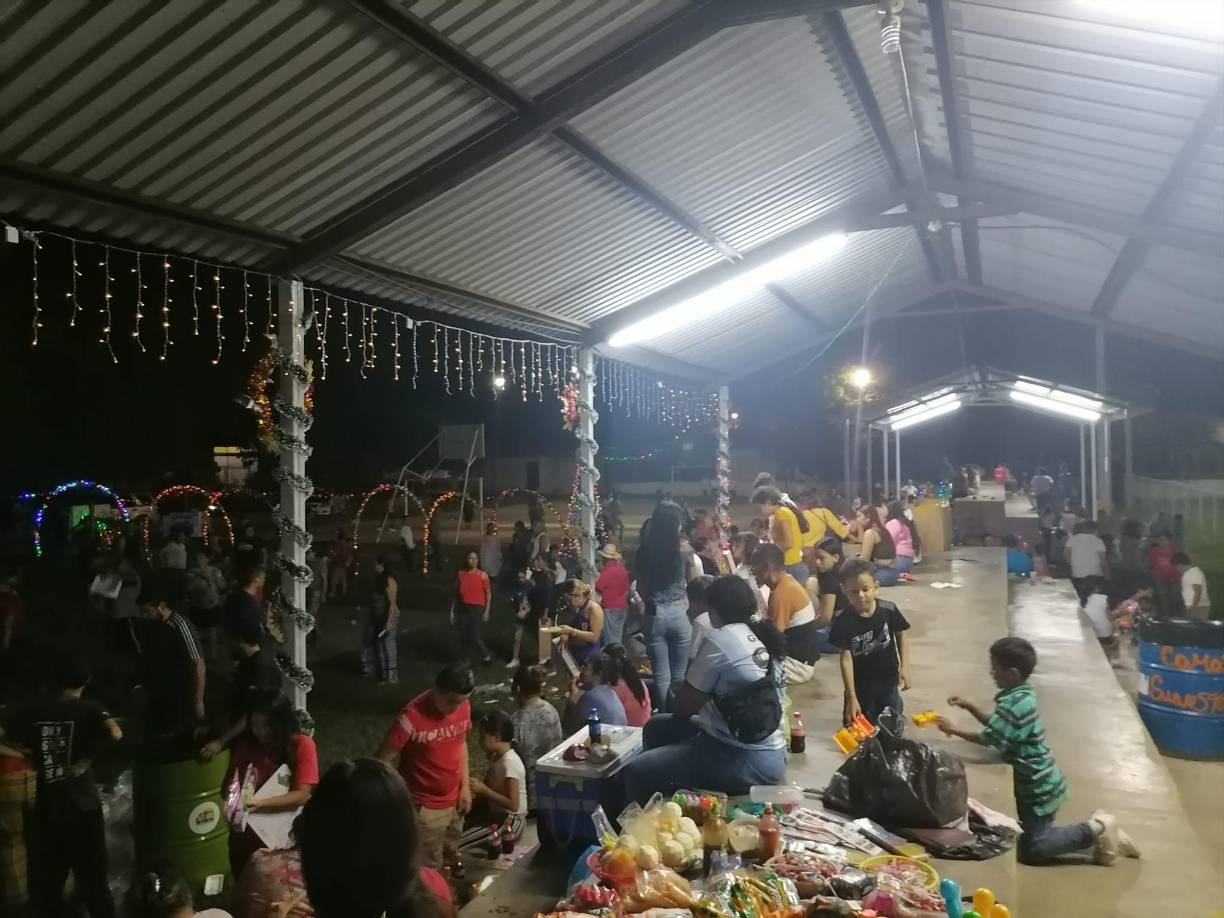 Al fondo se observan los aros el día en que se inauguró la Villa Navideña.