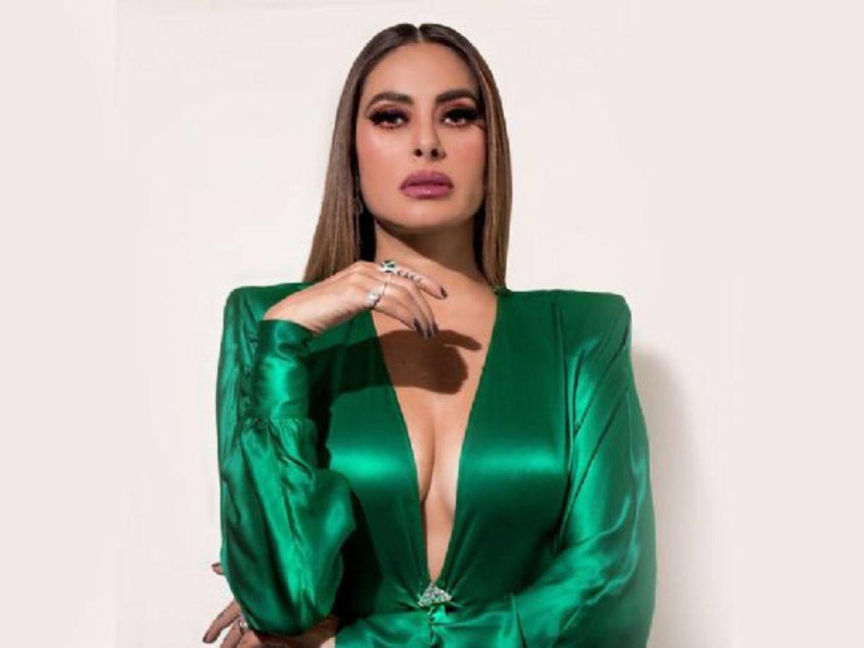 “Una disculpita la próxima semana no voy a estar, los voy a extrañar muchísimo, de hecho, ya los estoy extrañando, me voy a estar enlazando no sé en que estado etílico, mana porque me voy a amarrar a una maquinita por amo los casinos y las maquinitas”, expresó entre risas la conductora a sus compañeros.