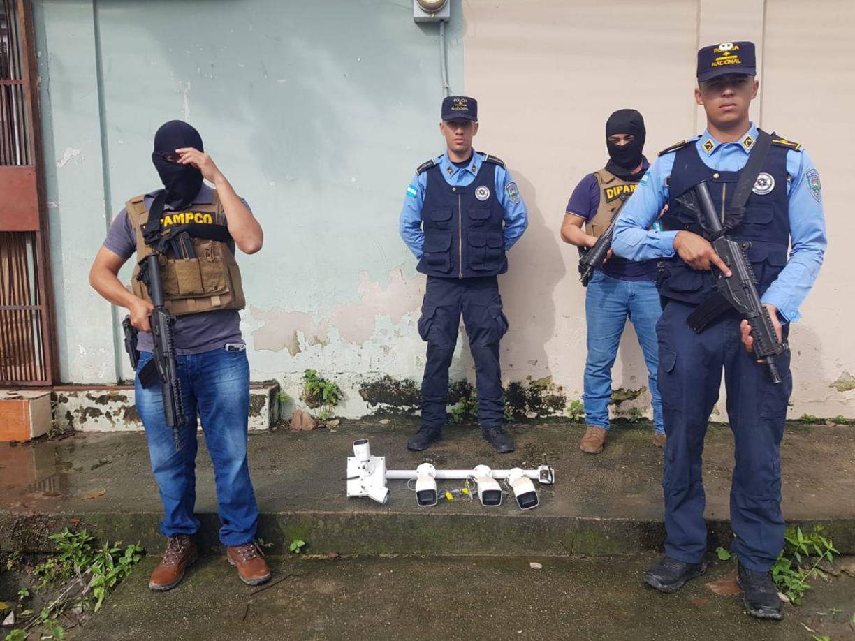 En una serie de operaciones coordinadas, la Policía Nacional, a través de la Dirección Policial Anti Maras y Pandillas Contra el Crimen Organizado (DIPAMPCO) y la División de Seguridad del Transporte Urbano (DSTU), llevó a cabo acciones en el sector López Arellano del municipio de Choloma, Cortés.