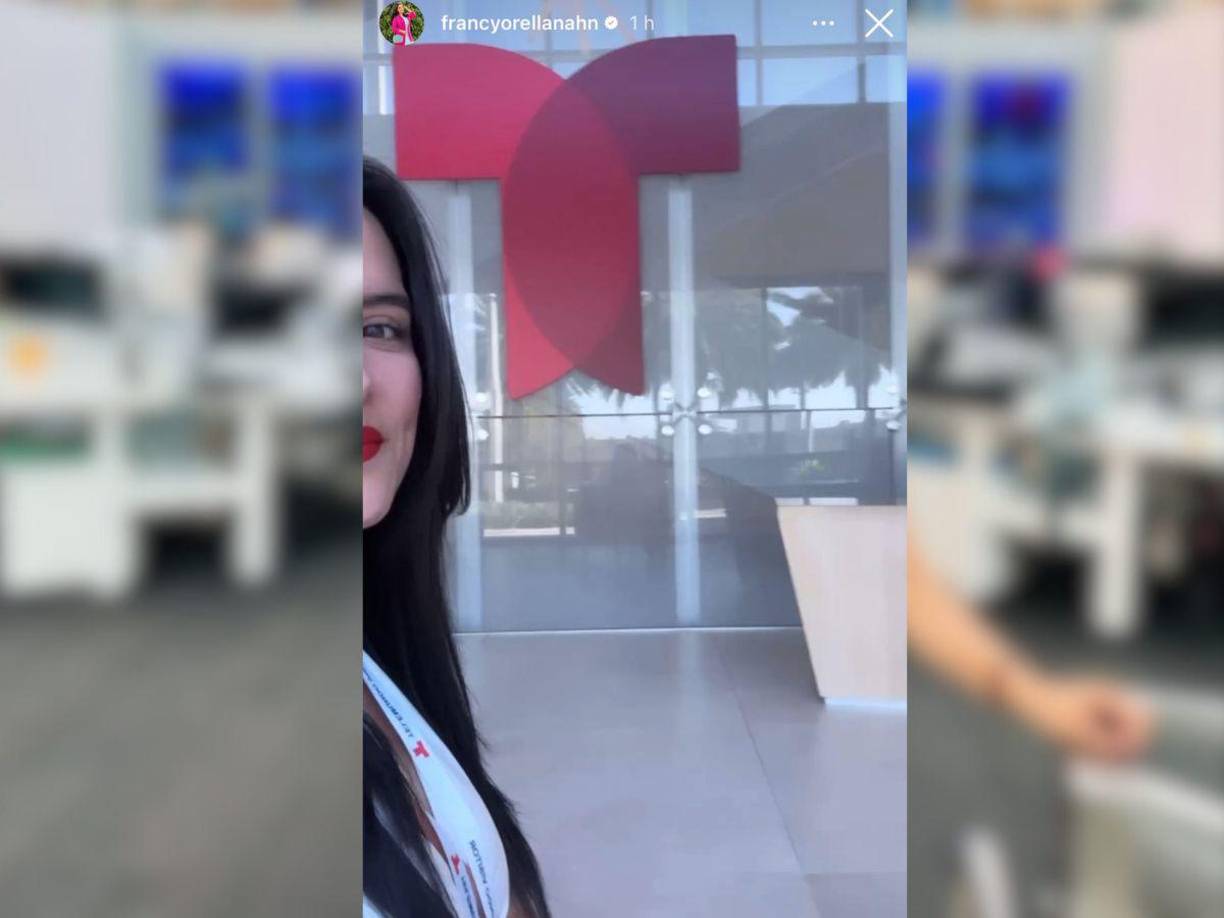 Asimismo se mostró orgullosa posando junto al logo de Telemundo. 