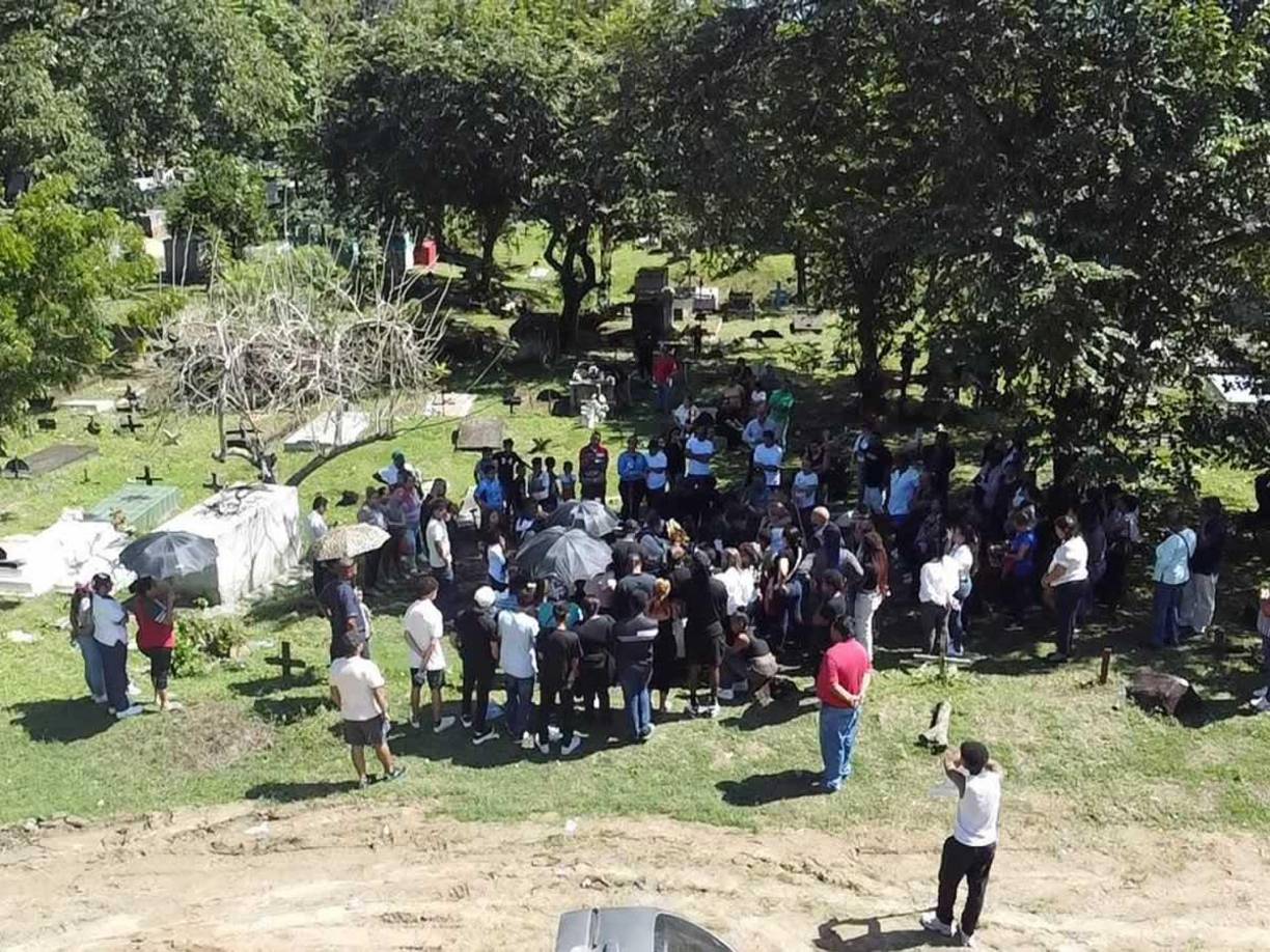 Familiares y amigos acompañaron al futbolista hondureños en estos momentos de mucho dolor por la muerte de su madre.