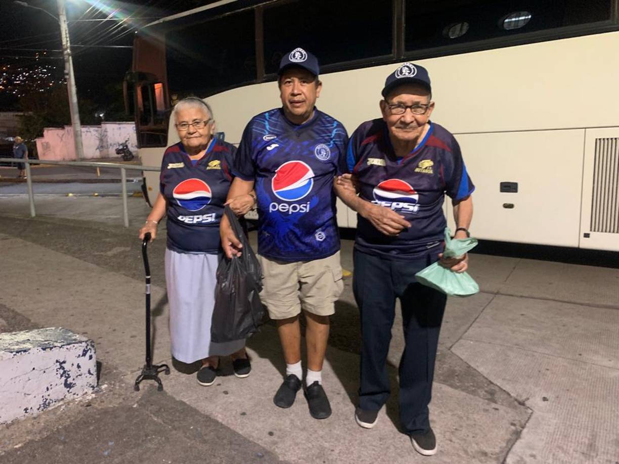 ¡Qué ternura! Los lindos abuelitos también llegaron para disfrutar del duelo entre Motagua y Génesis. 