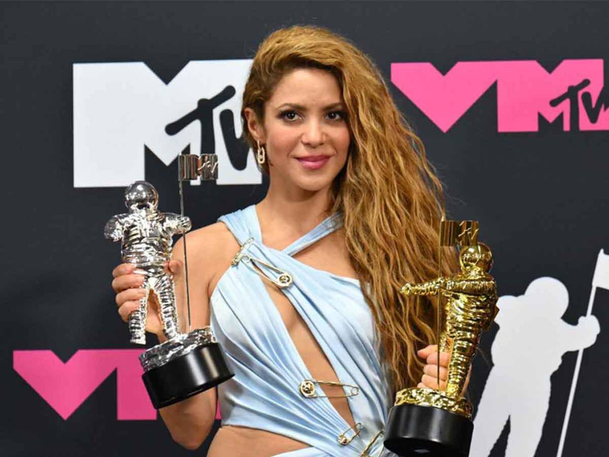 Además de esto, Shakira se convirtió en la primera latina de nacimiento en recibir el premio honorífico MTV Michael Jackson Video Vanguard Award.