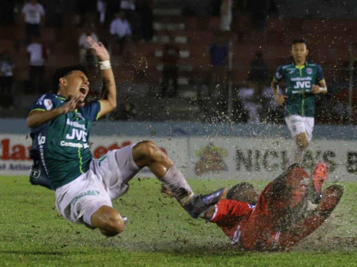 El partido fue de mucho roce: En la imagen Javier Arriaga reclama falta de Roger Sanders. 