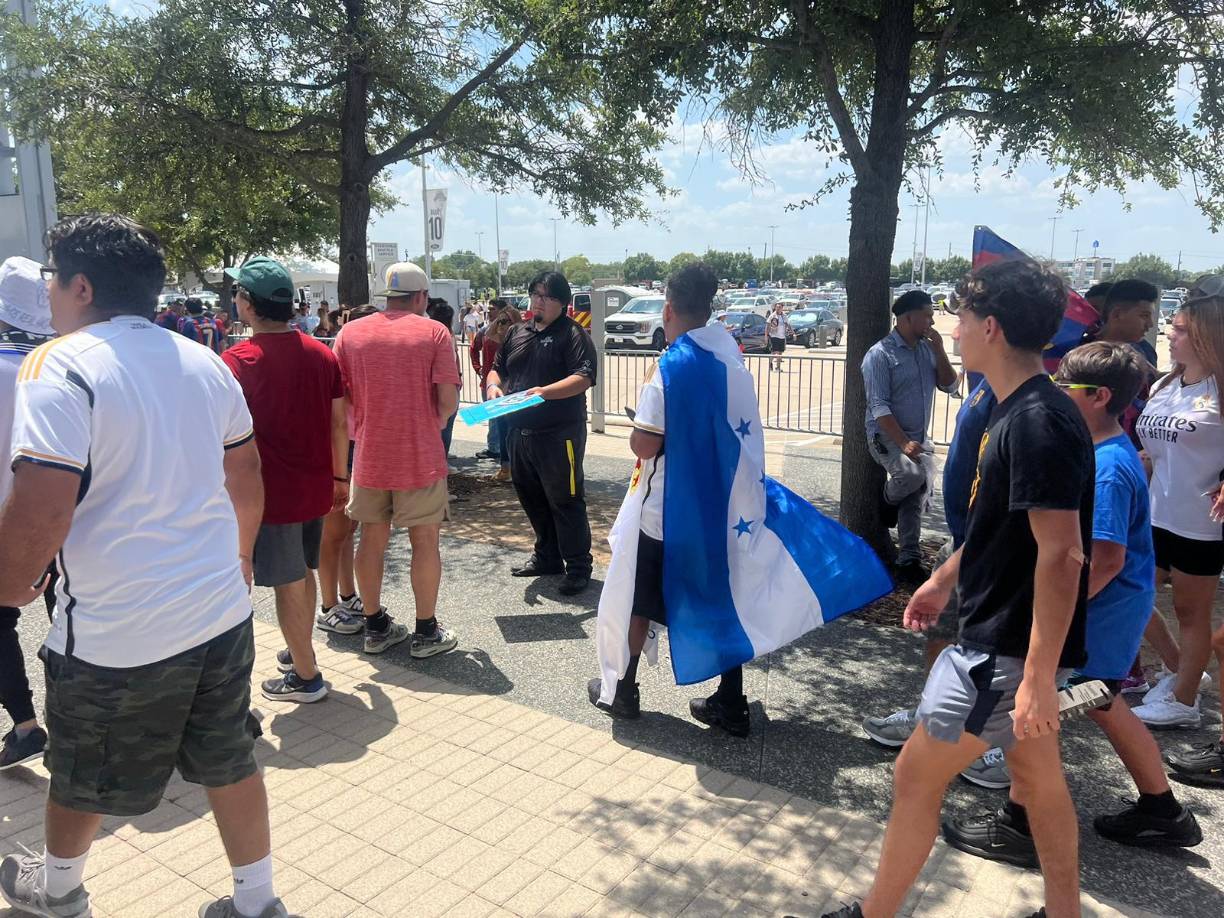 Honduras presente. Los aficionados catrachos no se podían perder del clásico entre el Real Madrid y Barcelona y se hicieron presentes para disfrutar del duelo.