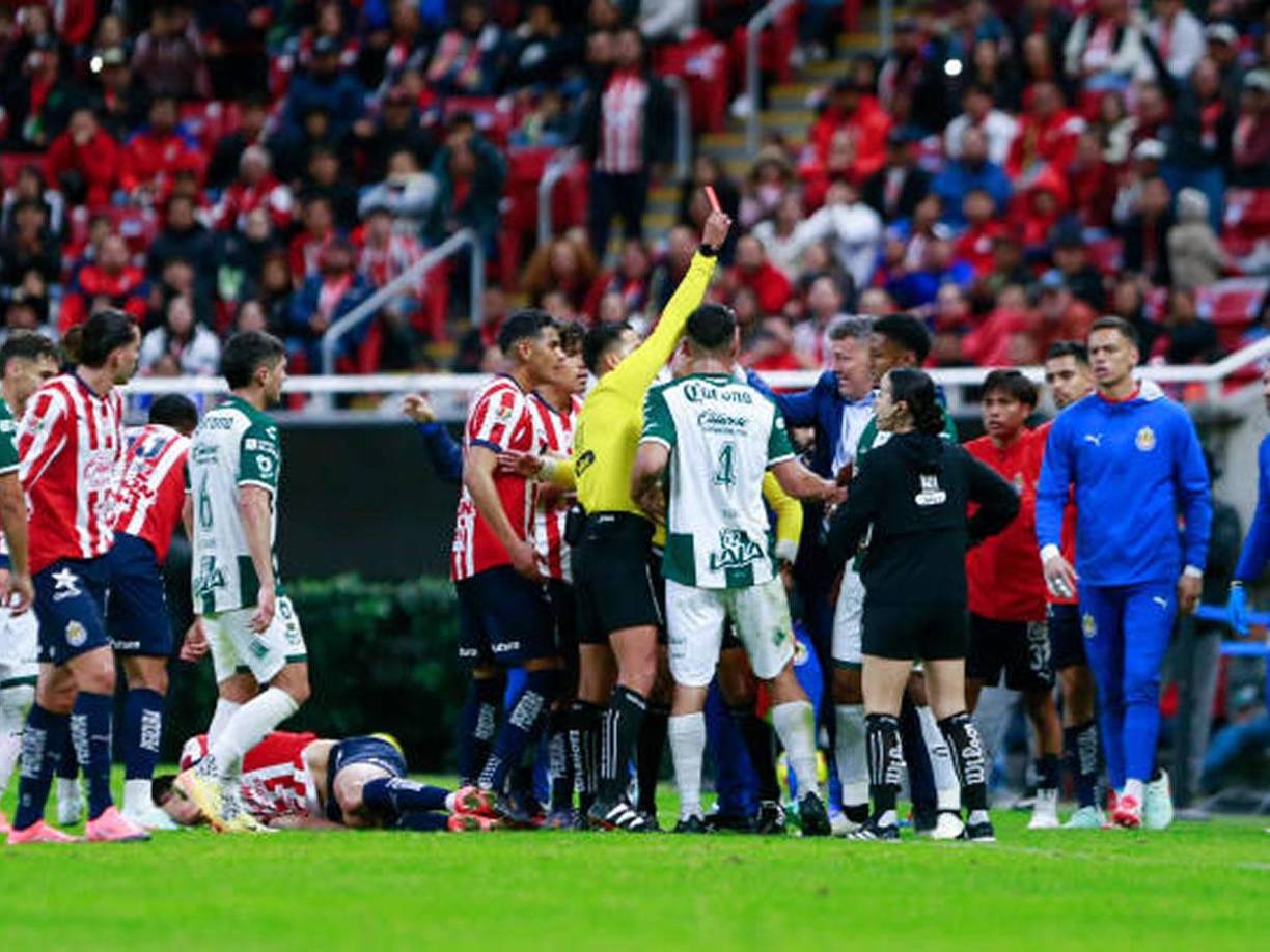 Antony ‘Choco’ Lozano comenzó de forma terrible el Torneo Clausura 2025 de la Liga MX con la camiseta del Santos Laguna al ser expulsado de manera irresponsable.
