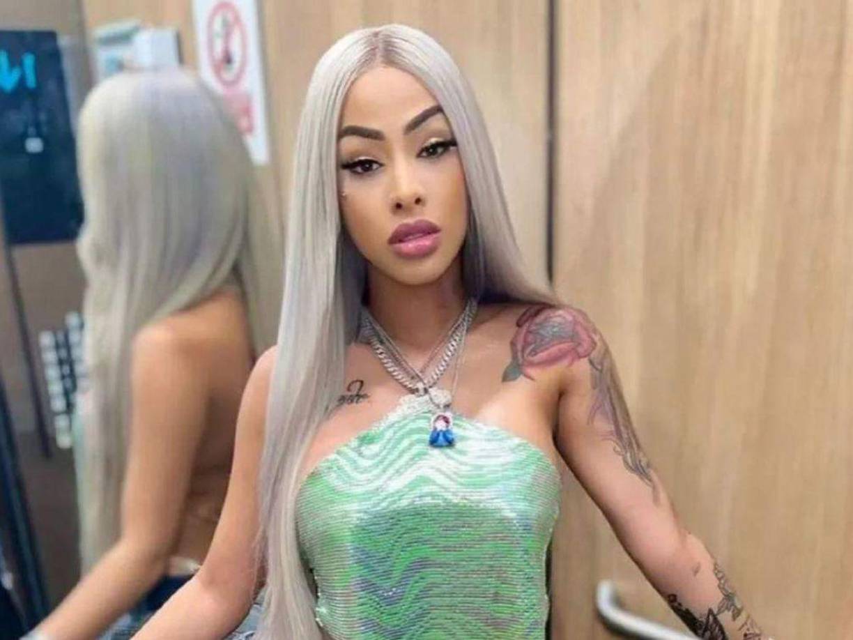 Ahora que la relación de la dominicana con el rapero llegó a su fin, y que incluso él dedica canciones a la colombiana, la joven cantante de 20 años habría tomado la decisión de unirse a su “enemiga”, como llaman fans de la caribeña a Karol G.