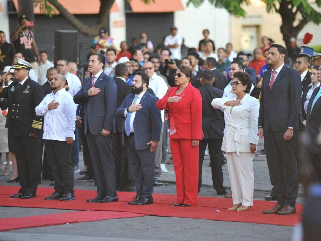 La Presidenta Xiomara Castro encabezó junto a varias funcionarios de su gobierno los actos conmemorativos al 202 años de Independencia.
