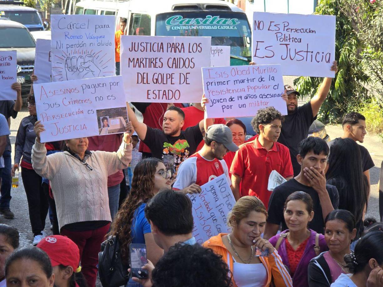 El ambiente tanto dentro como fuera del juzgado está cargado de tensión, con un claro enfrentamiento de posturas: unos exigen justicia por la muerte del joven, mientras que otros defienden al exgeneral.