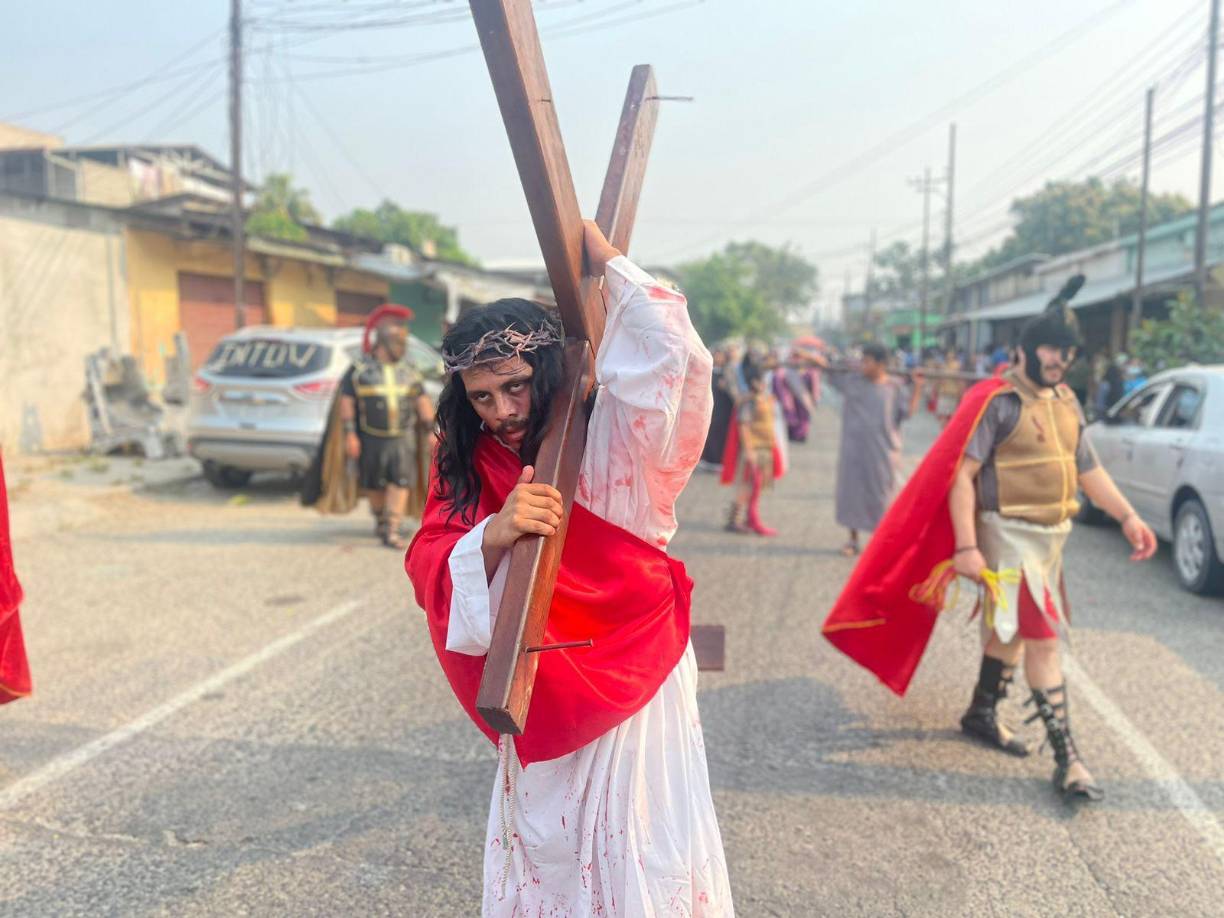 Kevin es parte del grupo Nazareno, encargado de dramatizar el viacrucis.