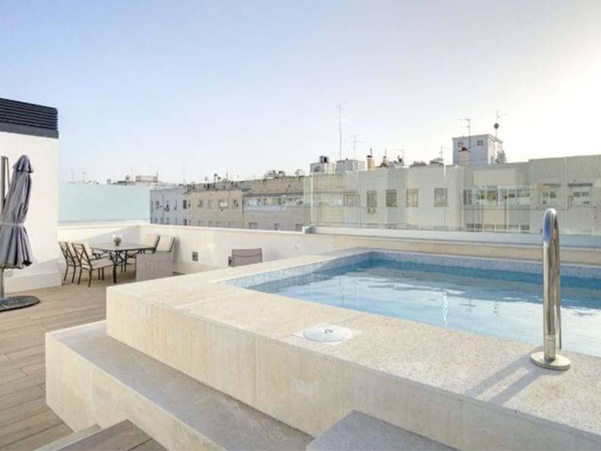 Aunque Luis Rubiales pudo pagar por esta propiedad totalmente reformada alrededor de 1.300.000 €, ahora este ático con doble planta se ha puesto a la venta por 1.500.000 €, según informa <i>La Vanguardia</i>.