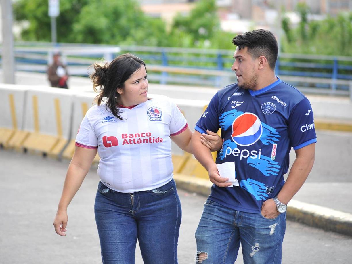 ¿Enojados? Una pareja con la camiseta del Olimpia y Motagua al momento que llegaban al estadio Nacional Chelato Uclés. 