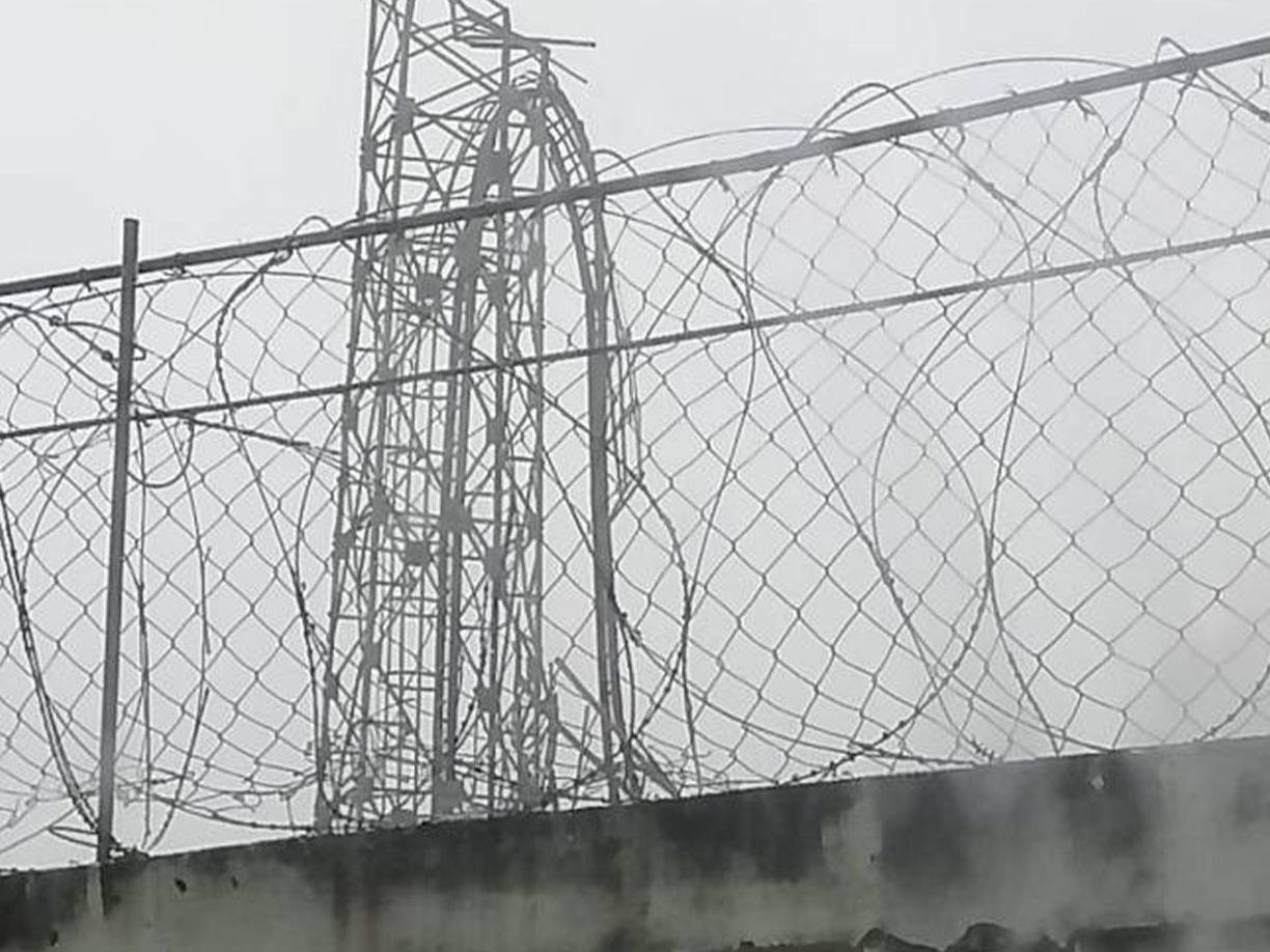 Así luce desde afuera el daño que sufrió la torre principal del Estadio Excélsior.