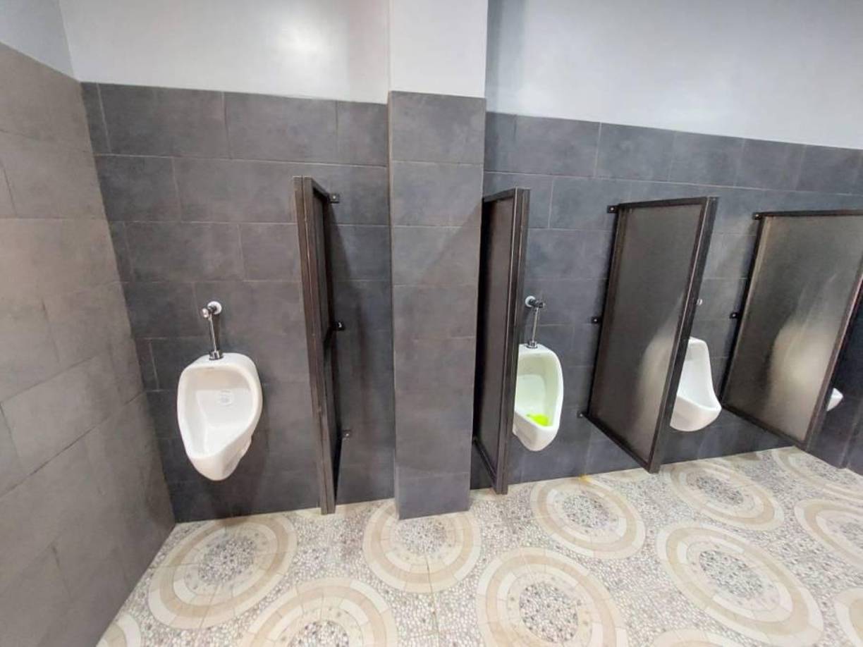Los baños de los caballeros cuentan con sus respectivos urinarios, son cinco para evitar aglomeraciones.