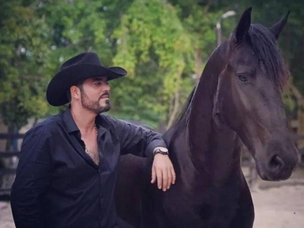 Ana Bárbara es demandada por su hermano