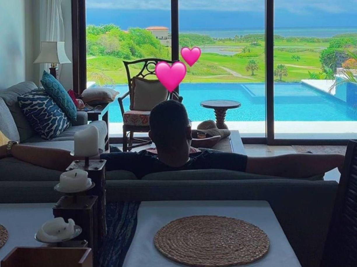 Y aunque de manera oficial no mostró su rostro, compartió esta fotografía de su novio de espalda con la canción “Carolina” de Karol G. 