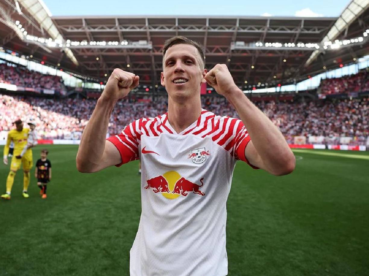 Fabrizio Romano informó que pese al interés del City de Guardiola, Dani Olmo seguirá en el Leipzig la temporada que viene. El delantero español no tendría intenciones de abandonar la Bundesliga de cara al próximo curso.