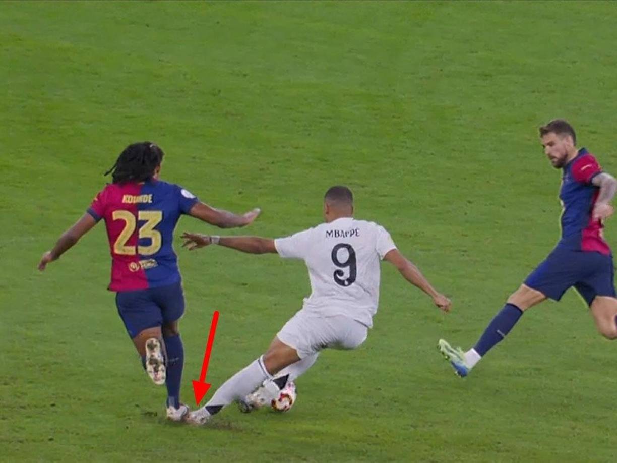 La jugada que marcó un antes y un después en el partido de Mbappé. El francés sufrió este pisotón de Jules Koundé y quedó muy dolido de su tobillo izquierdo. Estaba siendo un gran juego el galo, pero tras esto decayó un tanto.