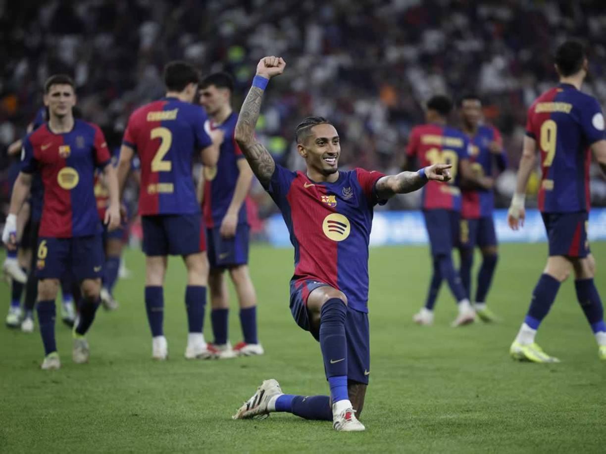 Raphinha era el más feliz en el campo por sus dos goles.