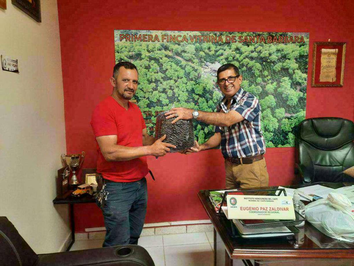 Para la decimonovena edición del concurso, Tinoco le apostó todo a una muestra de su tercera cosecha de la variedad pacamara, con un proceso natural, que alcanzó una puntuación de 91.78%. Aquí cuando entrega la muestra ganadora al Ihcafé.