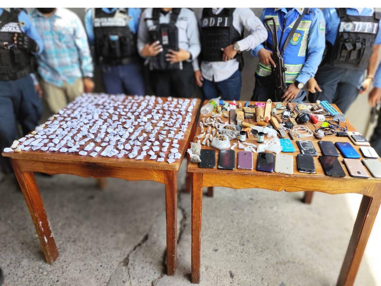 Las drogas, armas, celulares y todo lo decomisado en la requisa en el penal de La Ceiba.