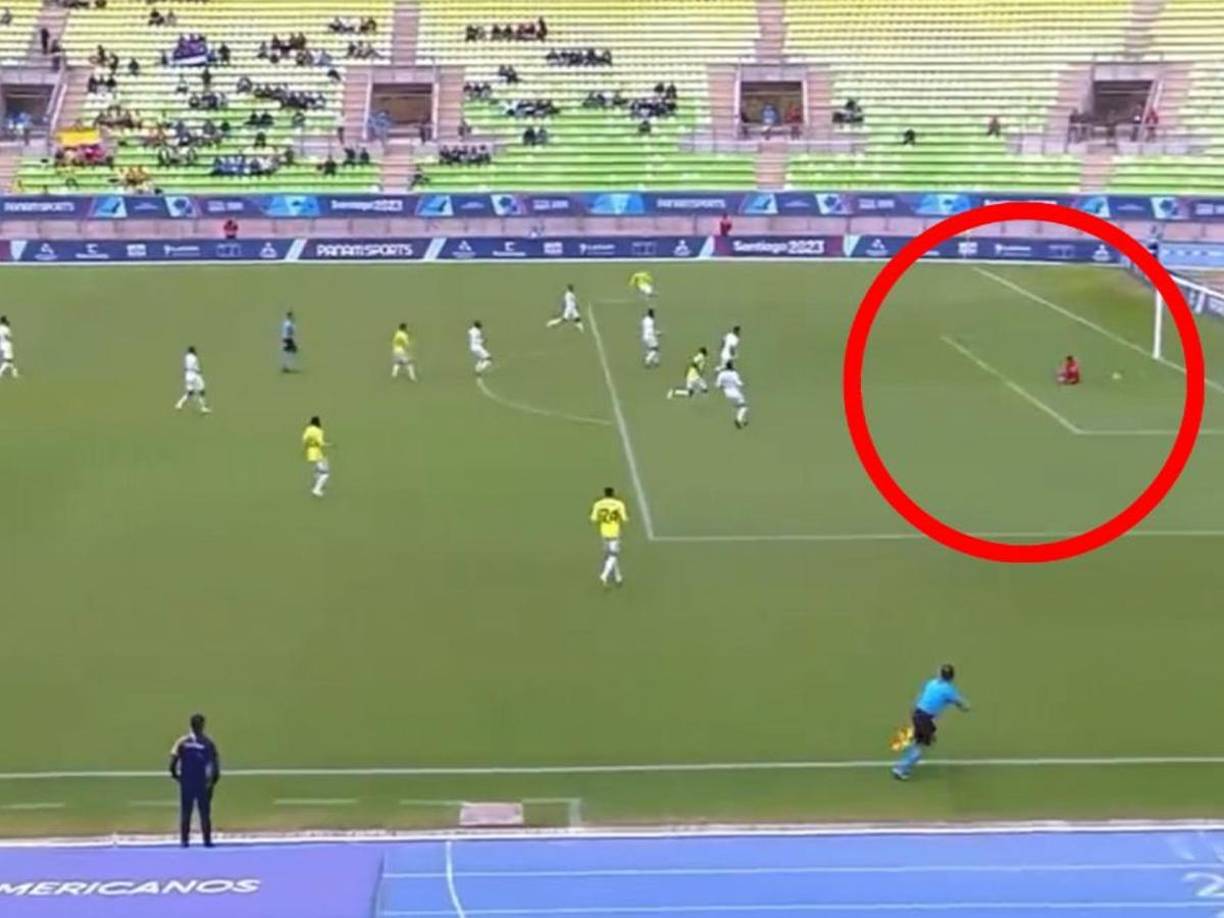 El portero Juergen García cometió un terrible error. El balón se le escapó de la mano y provocó el primer gol de Colombia ante la selección hondureña. 