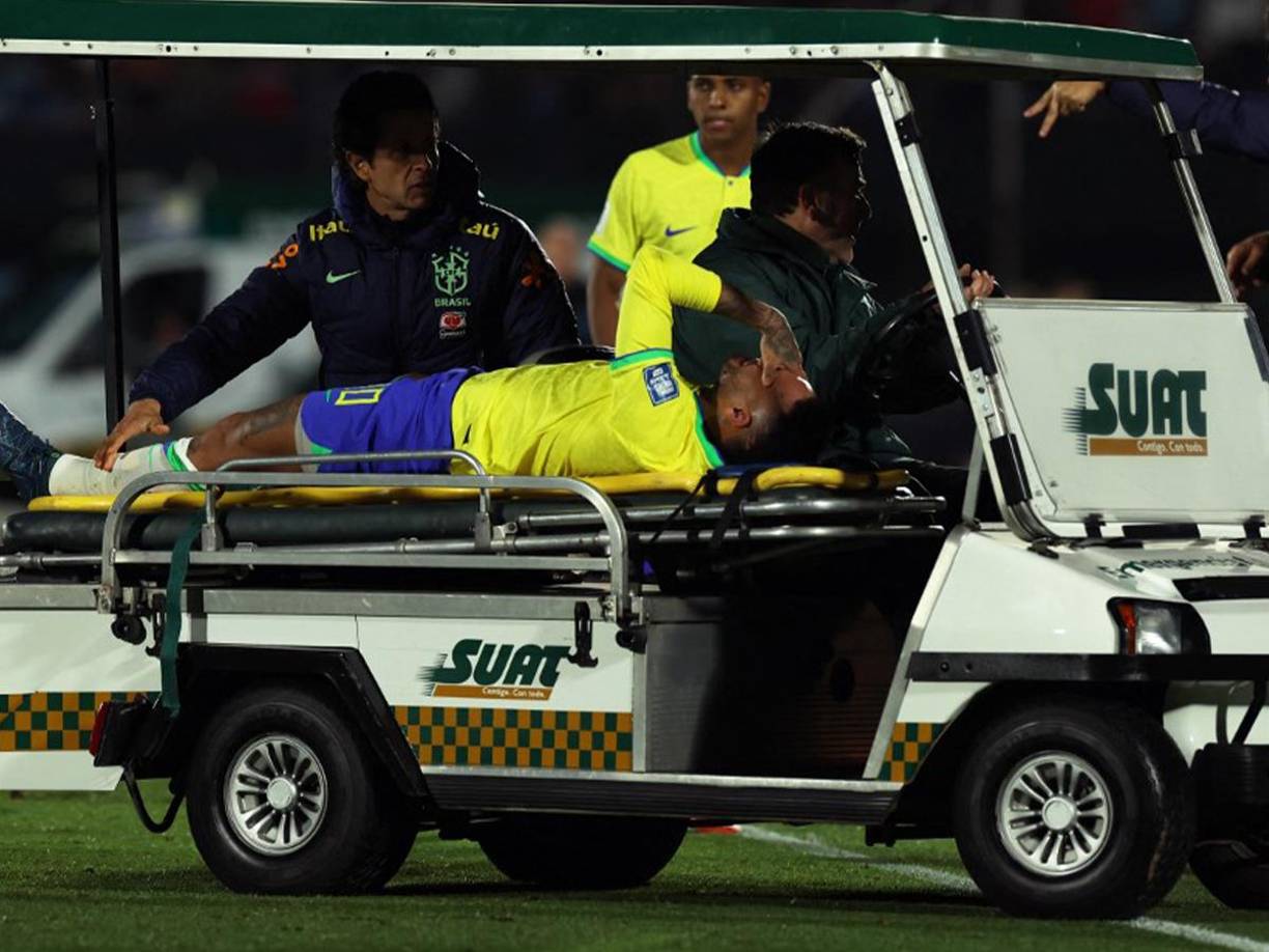 El futbolista de Al-Hilal se tapó el rostro, pero los gestos de sus compañeros no eran esperanzadores