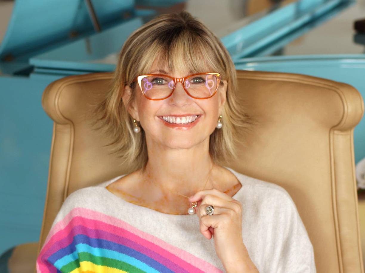 También apareció en varias películas de gran presupuesto, incluida la fantasía musical “Xanadu”, con la leyenda de Hollywood Gene Kelly en su último papel en la pantalla. La película fracasó, pero su banda sonora se vendió bien y generó “Magic”, un éxito número uno.