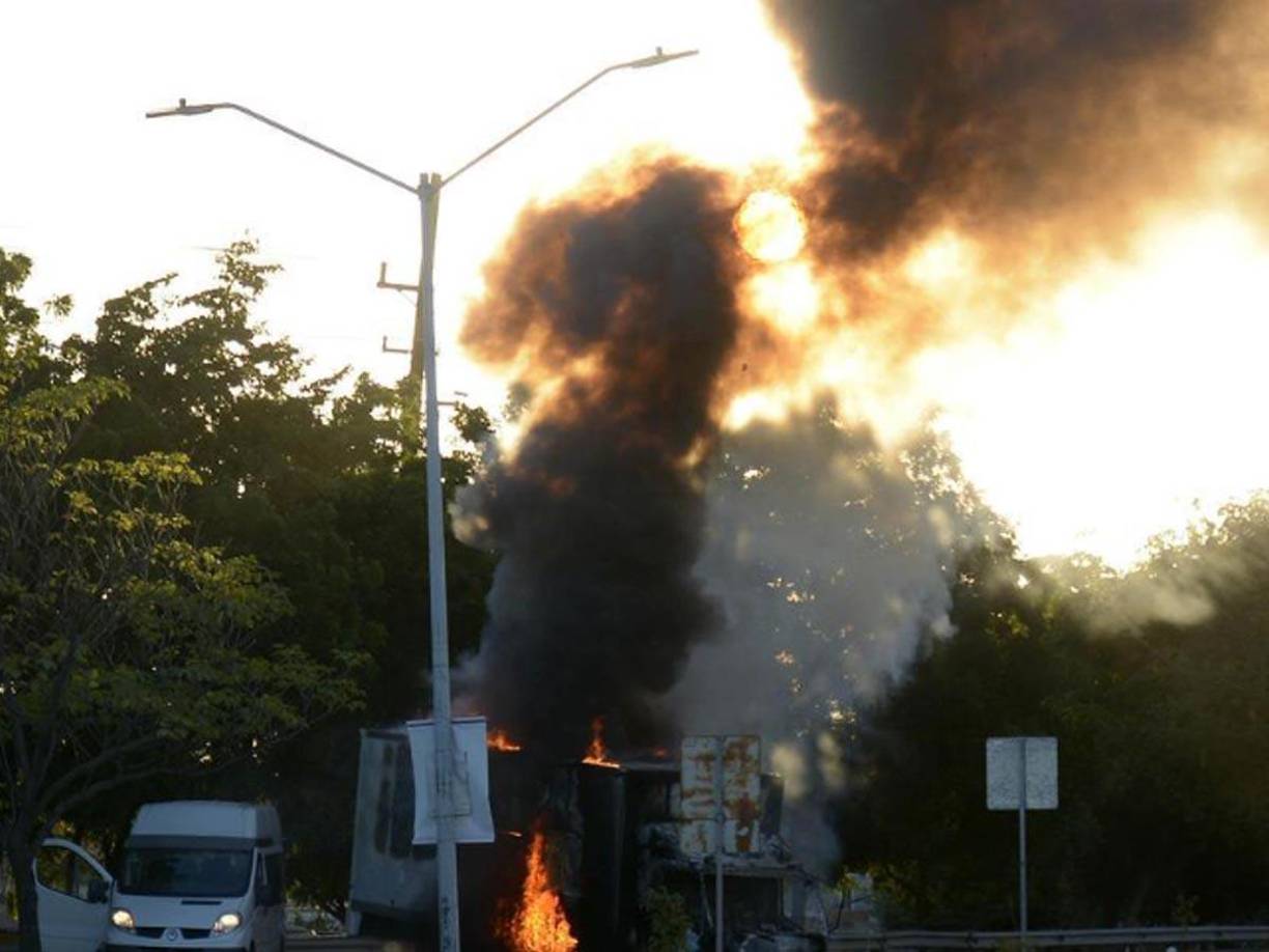 Tras la captura de Ovidio quemaron buses, carros y bloquearon carreteras.