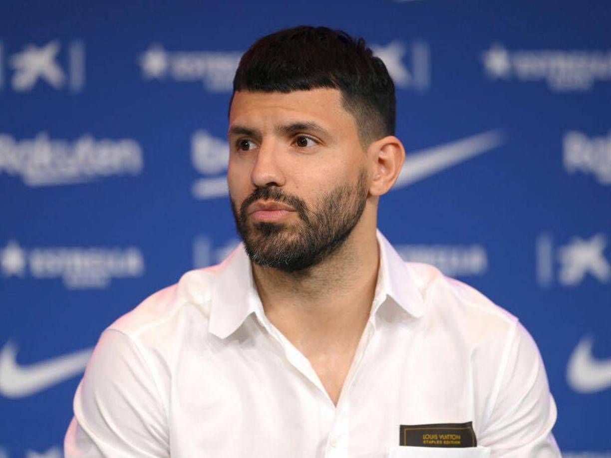 “¿Apoyas a un piloto inglés?”. Tras la pregunta, los integrantes se rieron, a lo que el argentino respondió: “Sí, yo digo al que es número uno”, lo que provocó una pregunta de Piqué: “¿Pero el número uno es inglés?”, a lo cual Kun respondió: “Soy ‘fan’ de Hamilton, me gusta Hamilton, ¿cuál es el problema?”.