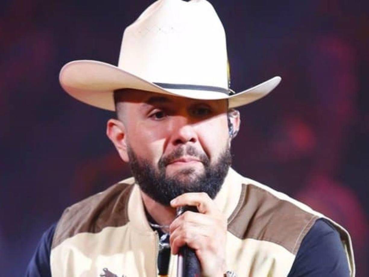 El cantante de música regional asegura que consumir alcohol le ayuda a dar una mejor experiencia a su público.