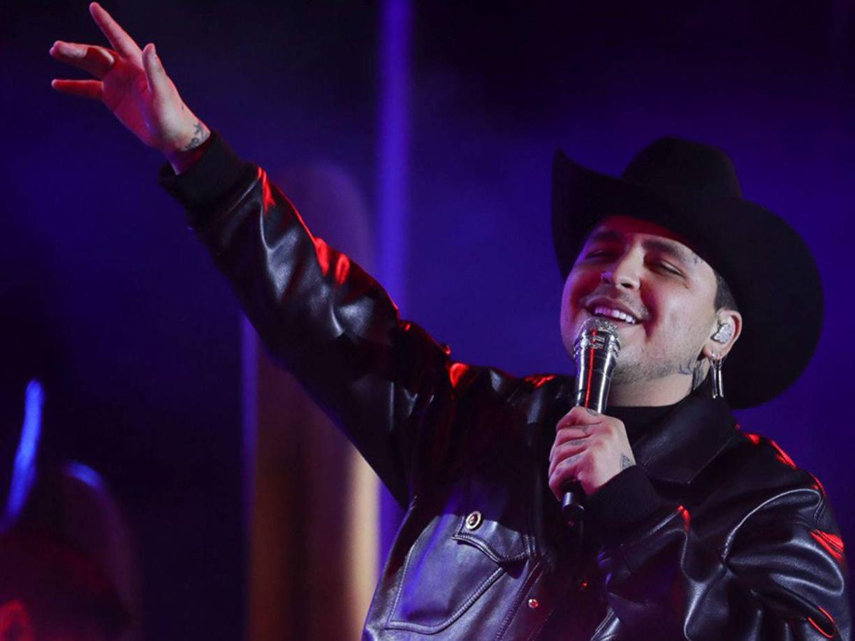 El cantante mexicano Christian Nodal, de 25 años de edad, se sumó a una presentación de su suegro, Pepe Aguilar, quien lo invitó a subir al escenario para que juntos interpretaran uno de los grandes éxitos del fallecido Vicente Fernández: “Acá entre nos”.
