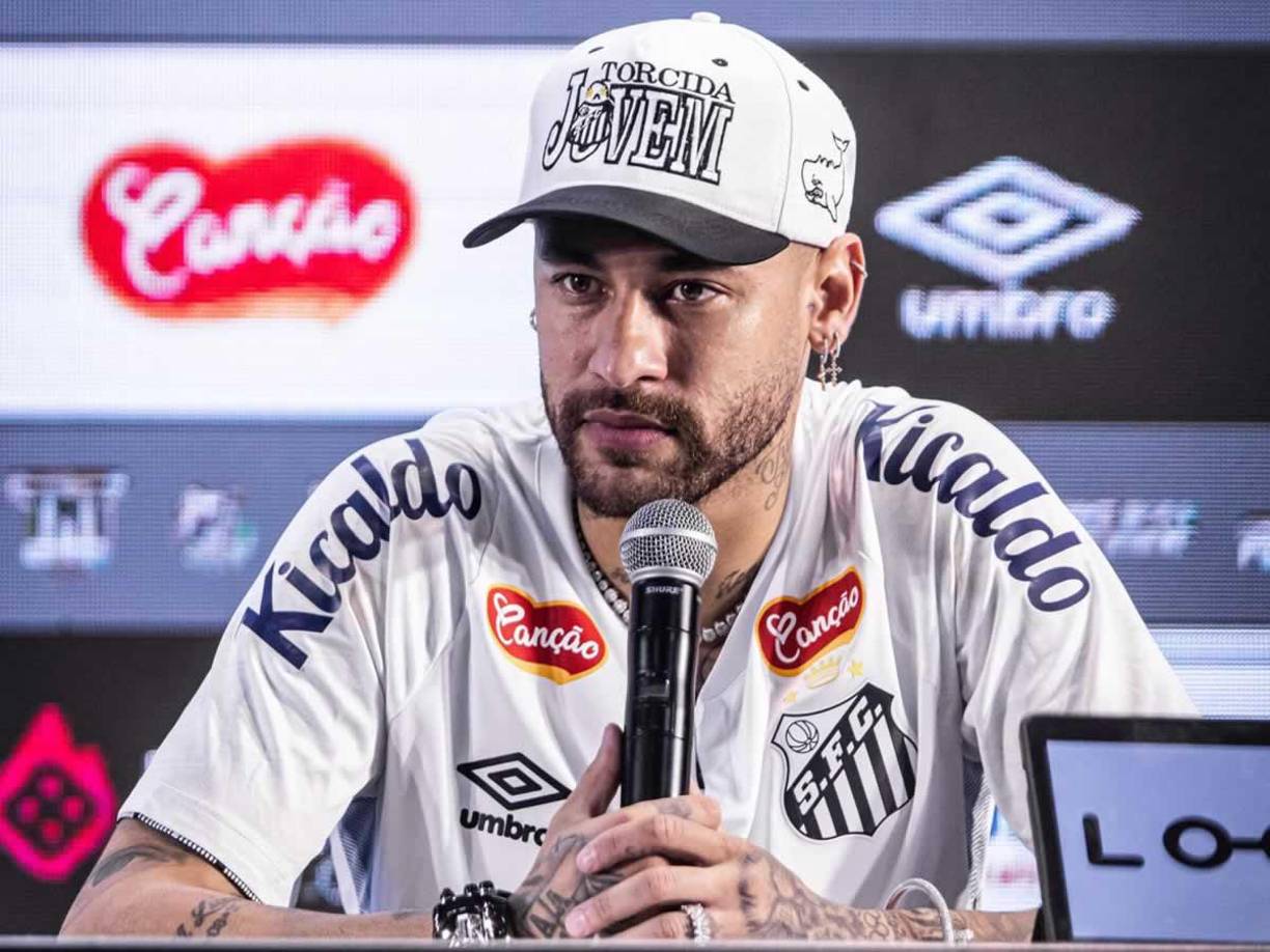Neymar afirmó este viernes, en su presentación oficial como nuevo jugador del Santos brasileño, que regresa “renovado” mentalmente, más “maduro” y con “sed de victorias”, tras su conturbada y corta etapa en el Al-Hilal saudí.