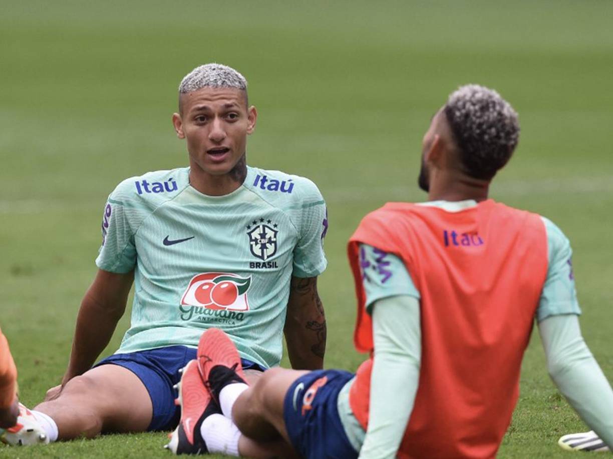 “Creo que estaré en la próxima convocatoria. Trabajaré para eso. Se trata de buscar una buena racha en el Tottenham y esta semana me voy a sentar a hablar con ellos, coger ritmo de partido y llegar bien aquí”, explicó el futbolista de 26 años.