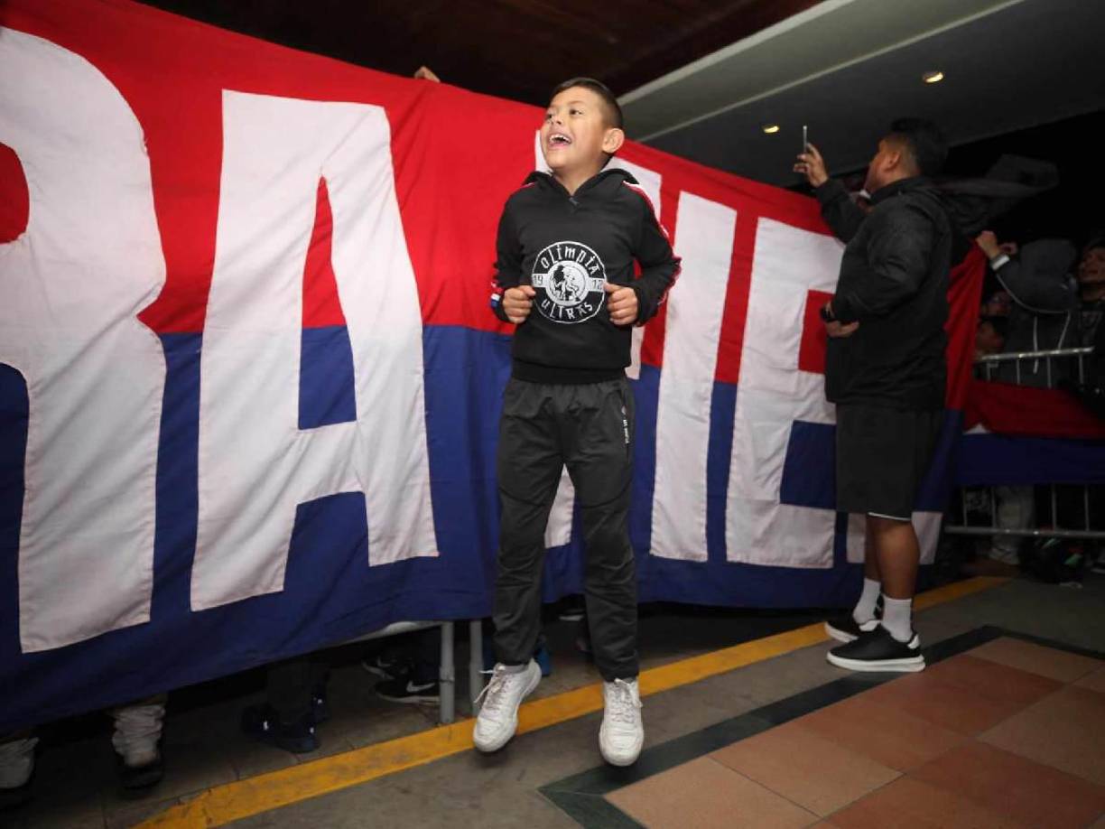 Hasta los niños llegaron a la fiesta en Tegucigalpa para apoyar a los jugadores. 