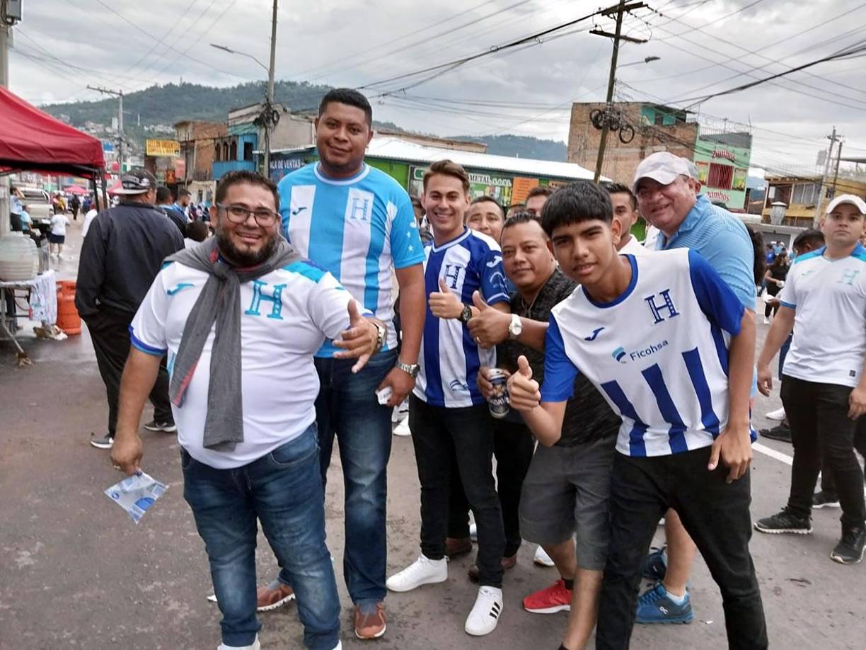 Desde tempranas horas empezaron a llegar los aficionados hondureños al estadio Nacional Chelato Uclés.