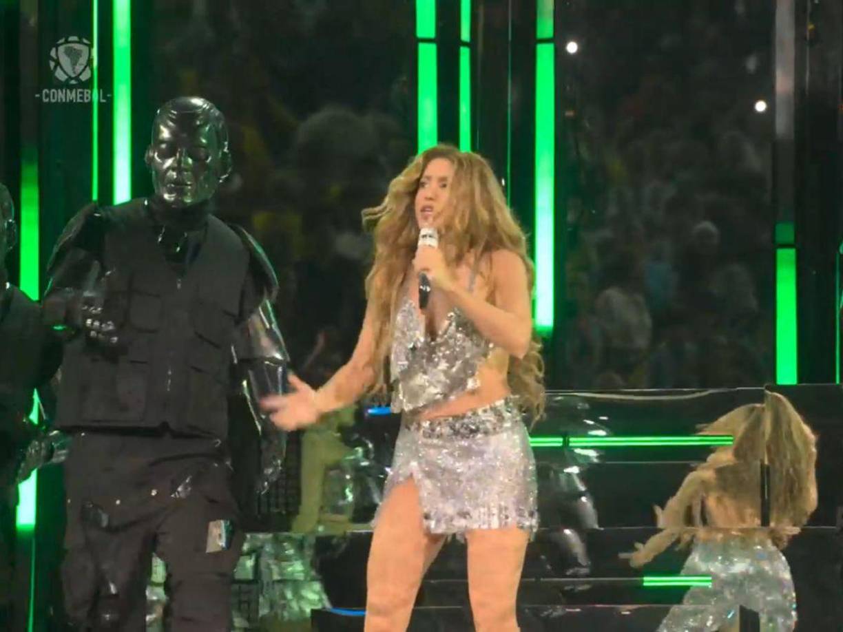 Para esta pieza la cantante fue acompañada de bailarines vestidos de robot y el escenario de cubrió de verde tal y como en el video musical. 