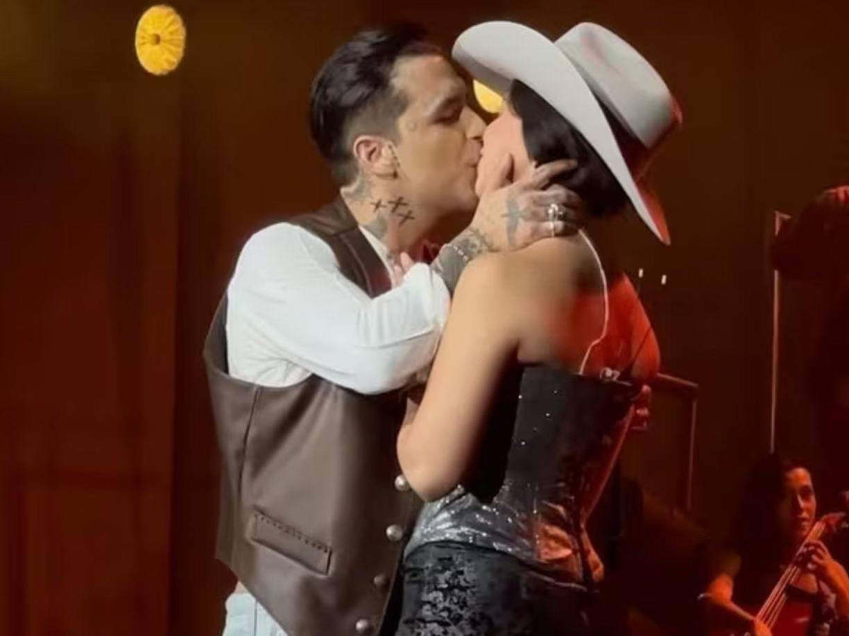 Cansado de las críticas, Nodal explotó diciendo que su relación con Ángela nunca fue un secreto para Cazzu y que su esposa no intervino en su relación anterior, asegurando que ella nunca fue su amante. “Aquí no hay ninguna pobrecita. Aquí no hay víctimas de nada. Las cosas se hablaron claras y a la cara”, afirmó.